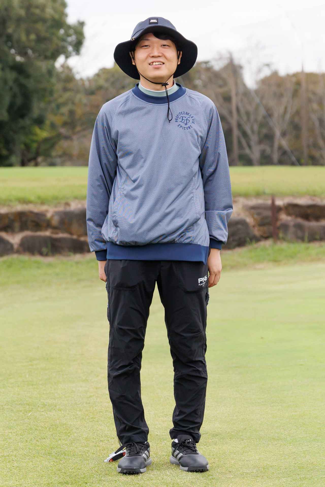 画像: 淡いグリーンのモックネックシャツとネイビーのスニードジャックが生み出す絶妙なトーンバランス。ボトムスとシューズをブラックにすることでトップスがより引き立ちます