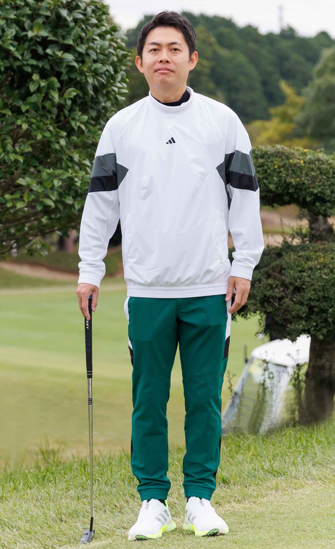画像: 軽快な白のスニードジャックとグリーンのストレッチジョガーパンツは柄を巧みにリンク。適度にメリハリ感のある、レトロスポーティな雰囲気でセンスの良さを際立たせています