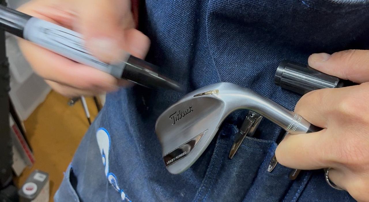 画像: トレーリングエッジのヒール部分をほんの少し削ることでフェースが左を向きにくくなります。この部分を「削ってほしいと言うプロは多いです」とのこと