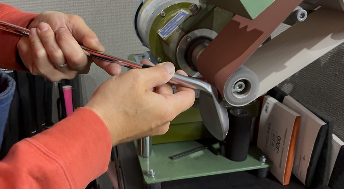 画像: 削る部分をあらかじめに決めておいて丁寧に削っていきます。削った部分のメッキは剥がれてしまうので錆びが生じますが、それがプロっぽいというお客様もいるのだとか