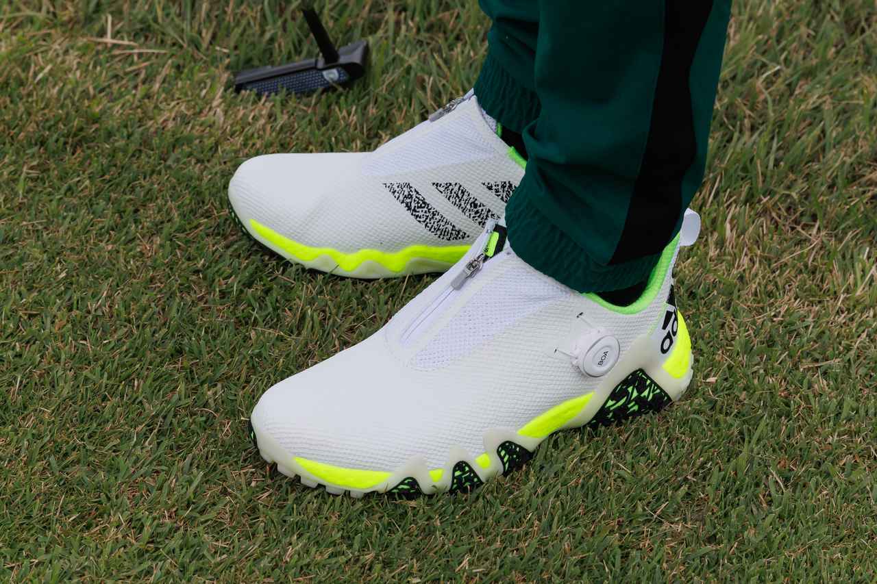 画像: ネオンイエローを効かせた個性的なジップ付きスパイクレス