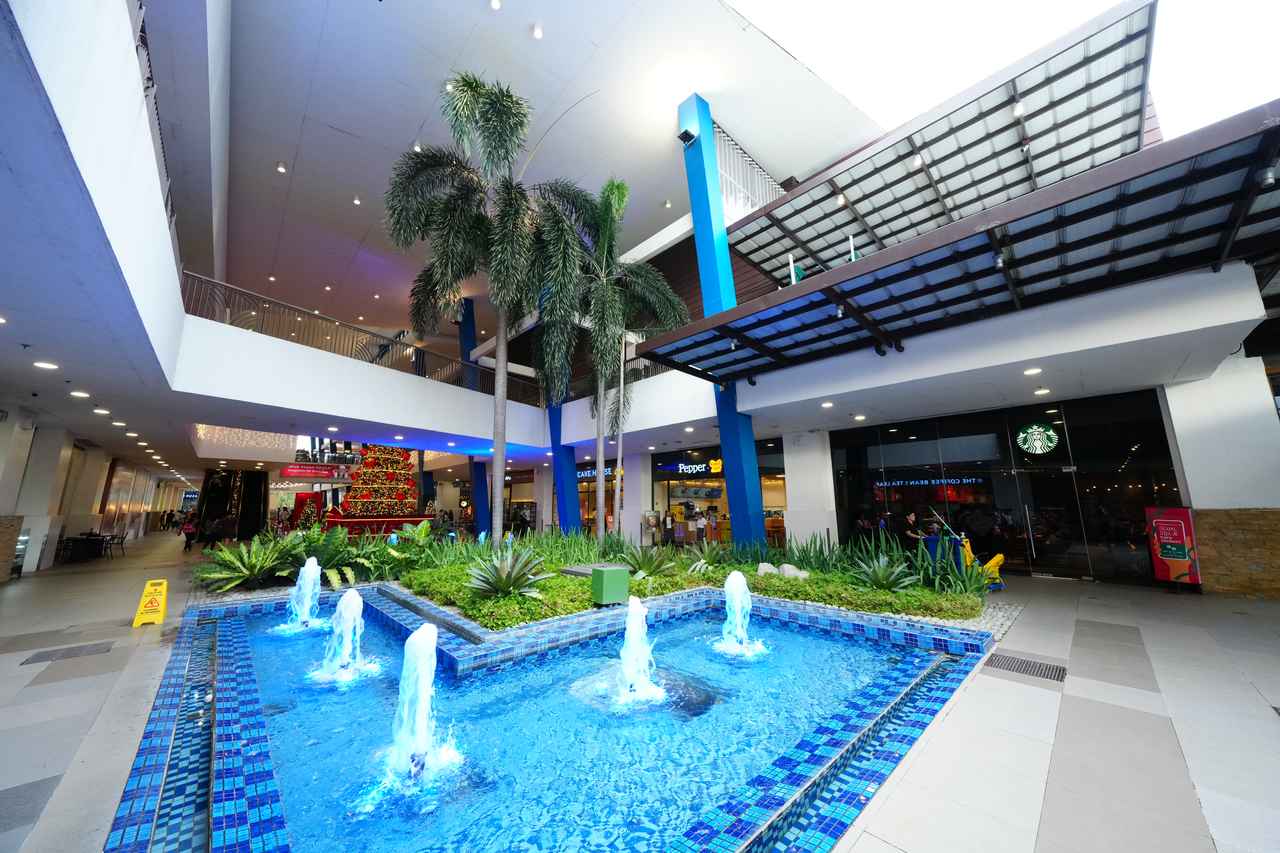 画像: 日本食や日用品がそろえられるショップなどが多く並ぶ