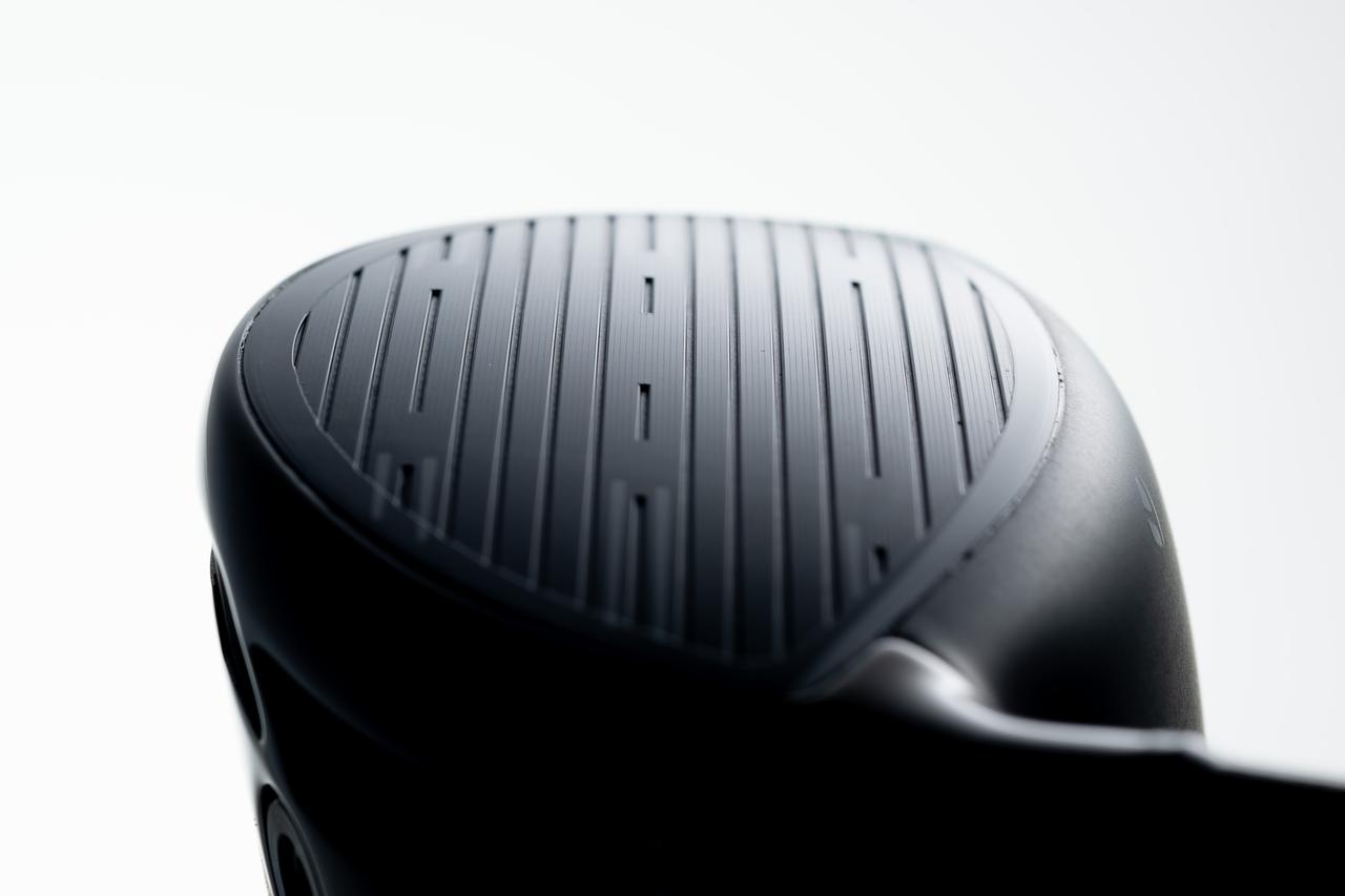 画像: 上下方向の曲面（ロール）が大きくなり、上下ブレに対するバックスピン量のバラつきが抑えられるようになった