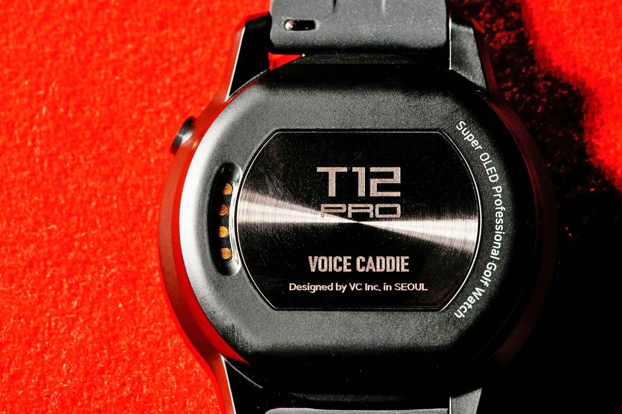 画像: 充電は専用の「充電ドック」に置くタイプ。非常に明るく、鮮明な表示で、強い日差しの下でも視認性が高い「Super OLED」を採用