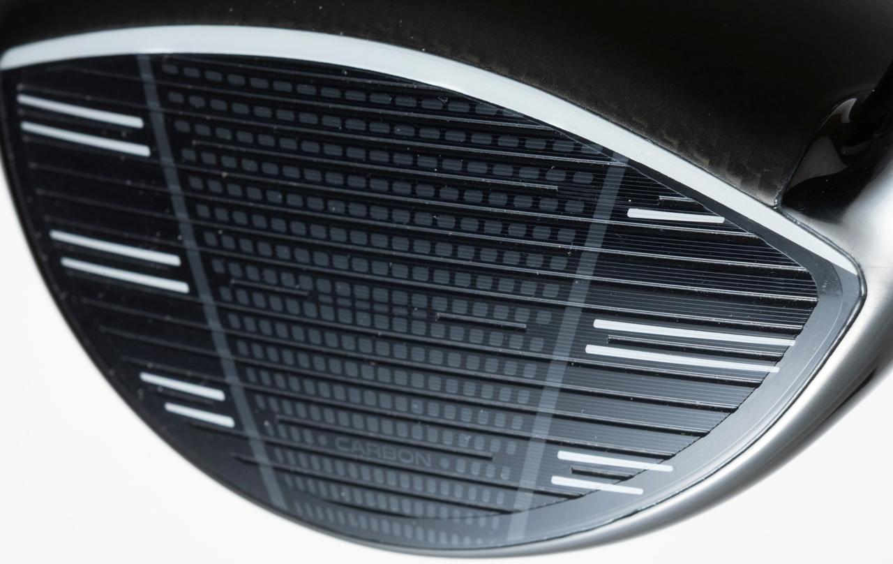 画像: フェースのロール（上下方向の丸み）を従来よりもきつくすることで、上下にブレた時のバックスピン量のバラつきを軽減させている