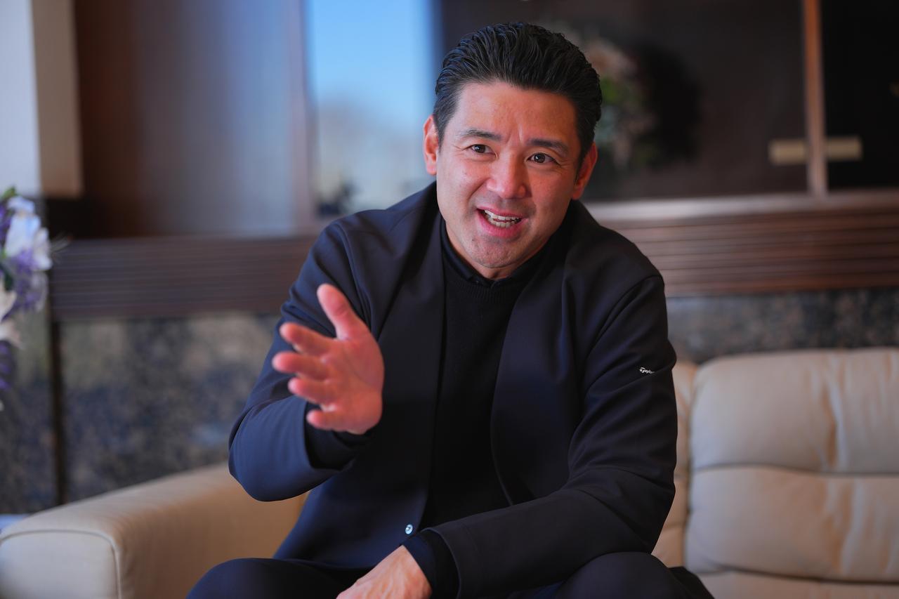 画像: テーラーメイド ゴルフ（ジャパン）の代表取締役社長／比留間育洋（Ikuhiro Hiruma）氏。ドライバーの飛距離は300Yに迫る。今回のイベントが開催された「カレドニアンGC」のクラチャンでもある