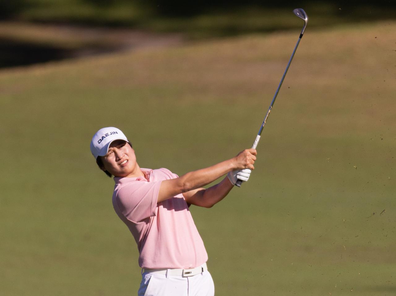 画像: 2日目を首位で通過したワン・ジョンフン。スコアはリセットされるが気持ちよく週末を迎える(Photo by Mike Stobe/LIV Golf)