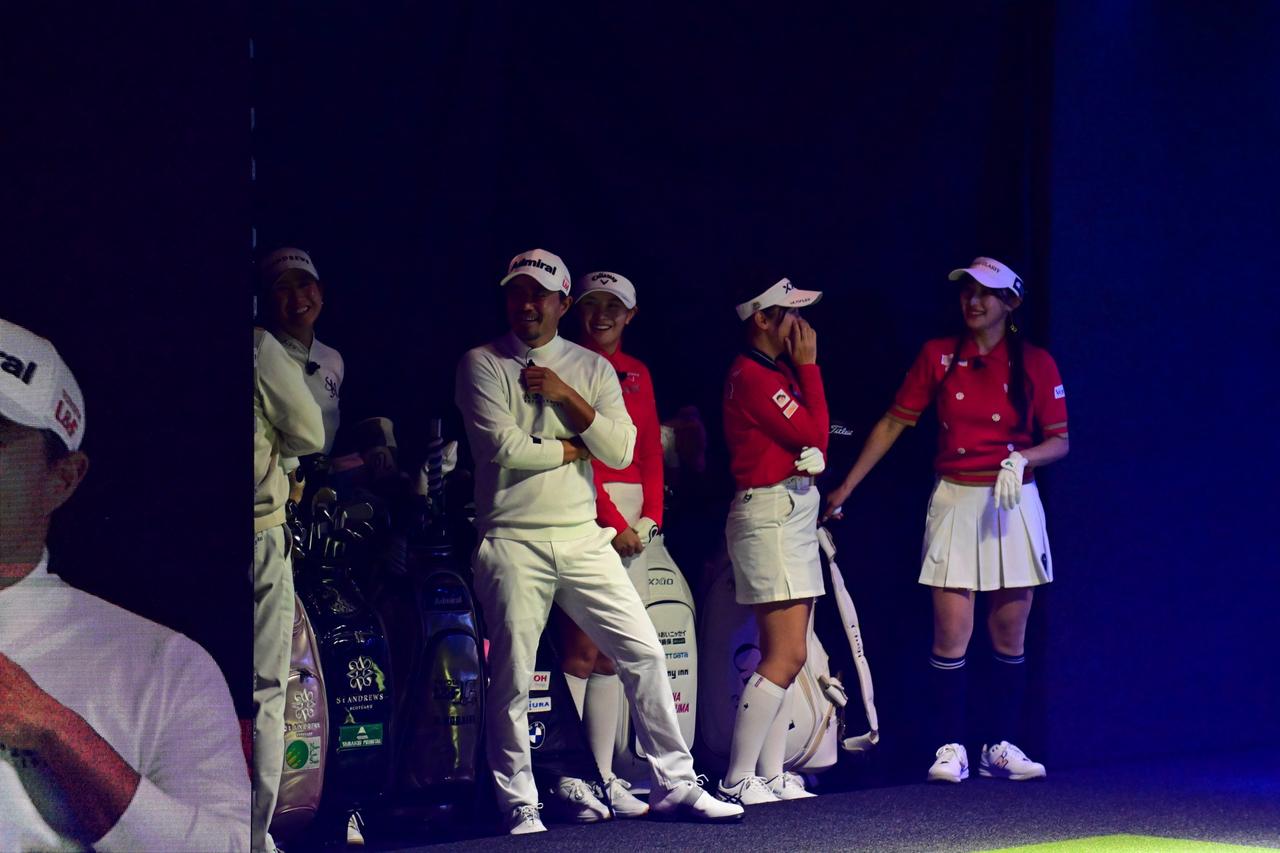 画像: ステージ横で談笑する選手たち