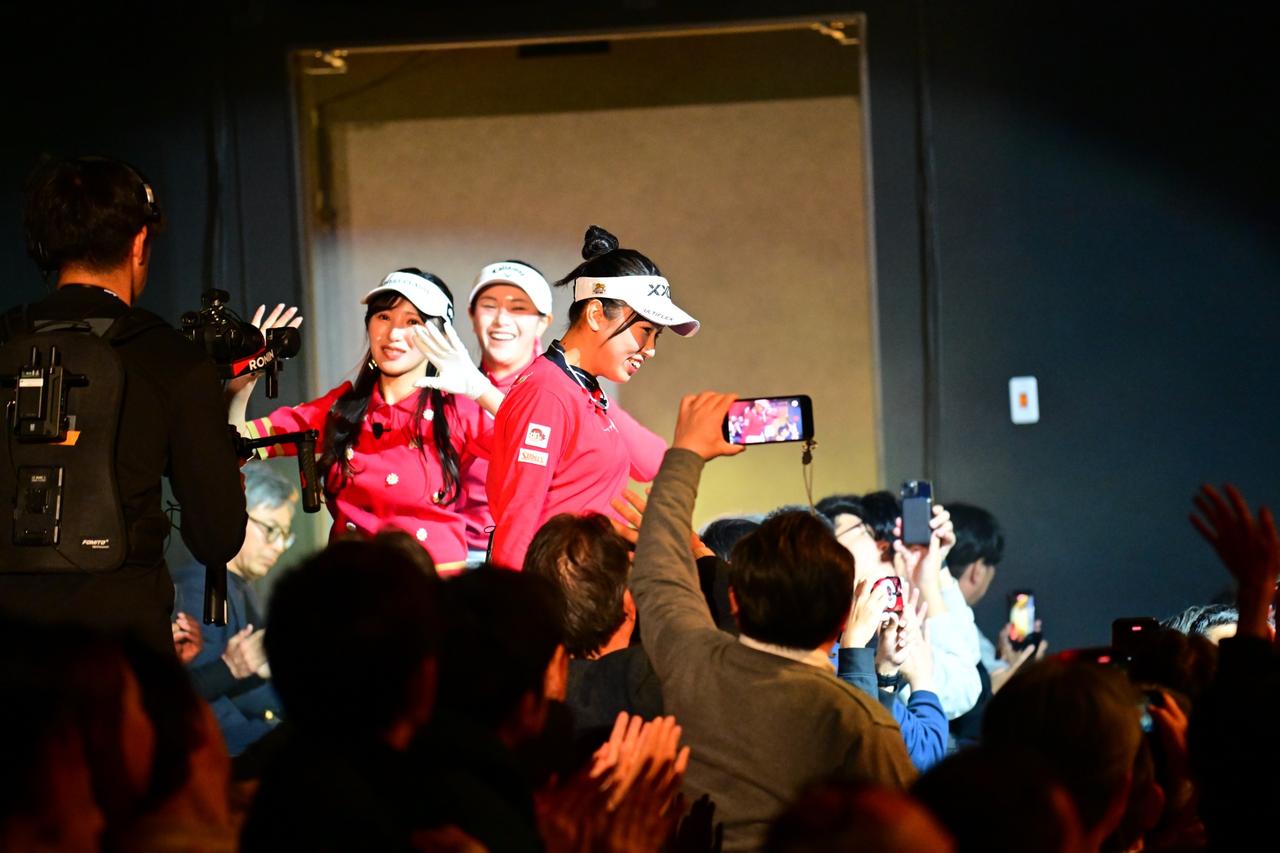 画像: 登場から満点の笑顔で会場を盛り上げた「東京スターズ」。「（アイドルの）2人が盛り上げてくれたので、私はプレーに集中できました（笑）」（河本）