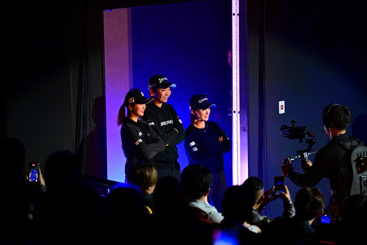 画像: 黒ウェアで揃えクールにポーズを決めたように見えた「中部ガーディアンズ」。よく見ると、小木曽ははにかんでいるかも!?