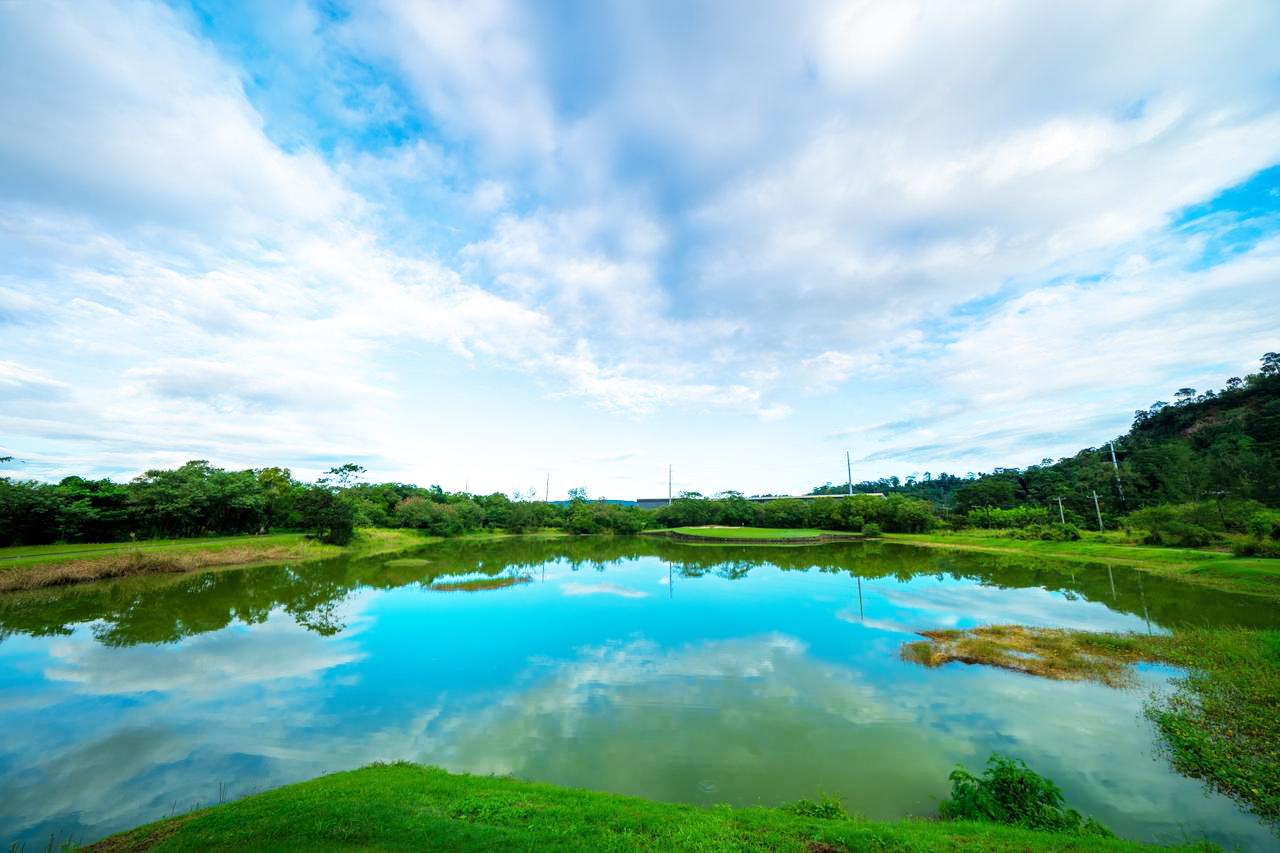 画像: スービックインターナショナルゴルフクラブ：No.15・154Y・PAR3。「いつもだったら8番だけどこの風だと……」