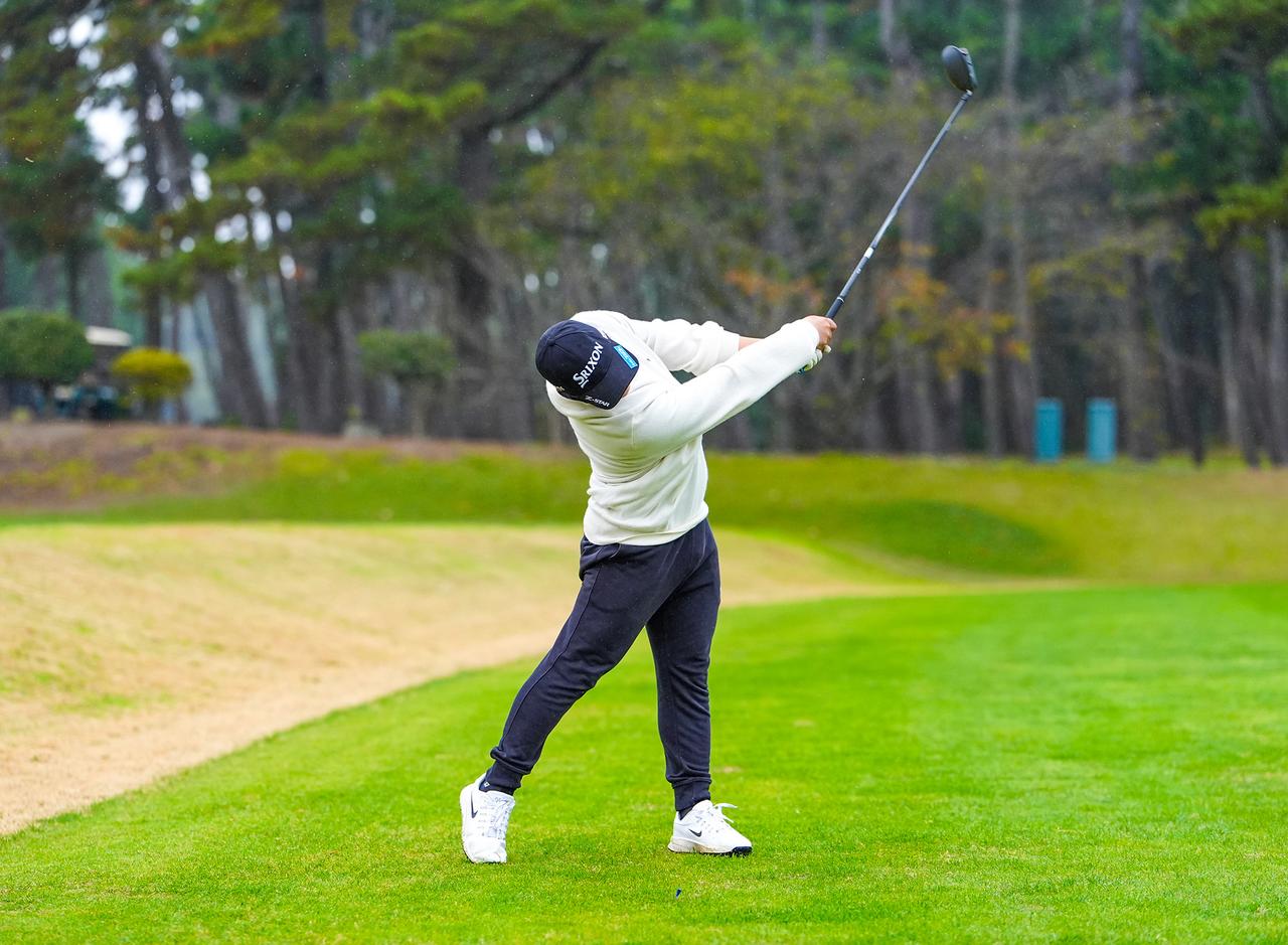 画像 : P9（フォロースウィングで両手が肩の位置）