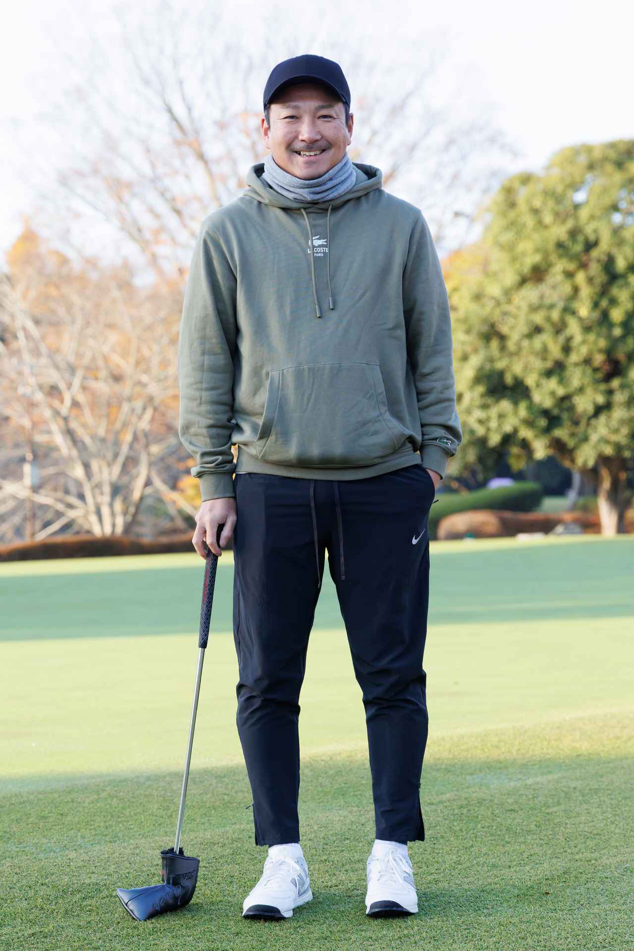 画像: オリーブグリーンの独特の色合いがユニークなフーディにトーンをグッと締めるブラックのジョガーパンツ。グレーのネックウォーマーのボリュームを出した小物合わせも◎