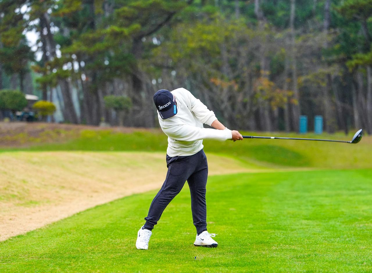 画像 : P8（フォロースウィングでシャフトが地面と平行）