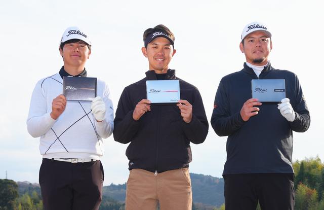 画像: それぞれの使用ボールを手に。左から下家秀琉プロ、阿久津未来也プロ、幡地隆寛プロ