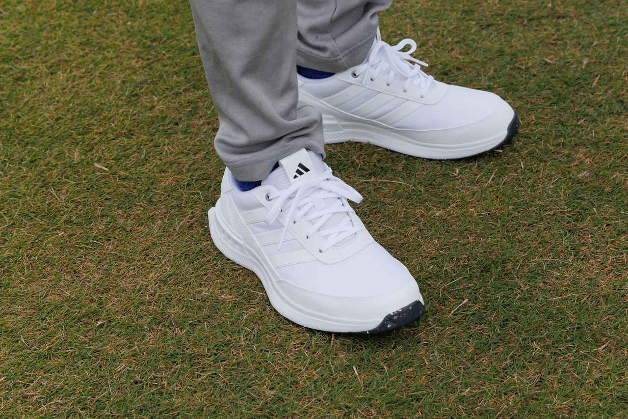 画像: 抜け感のある白シューズならスタイルに軽快さをプラス