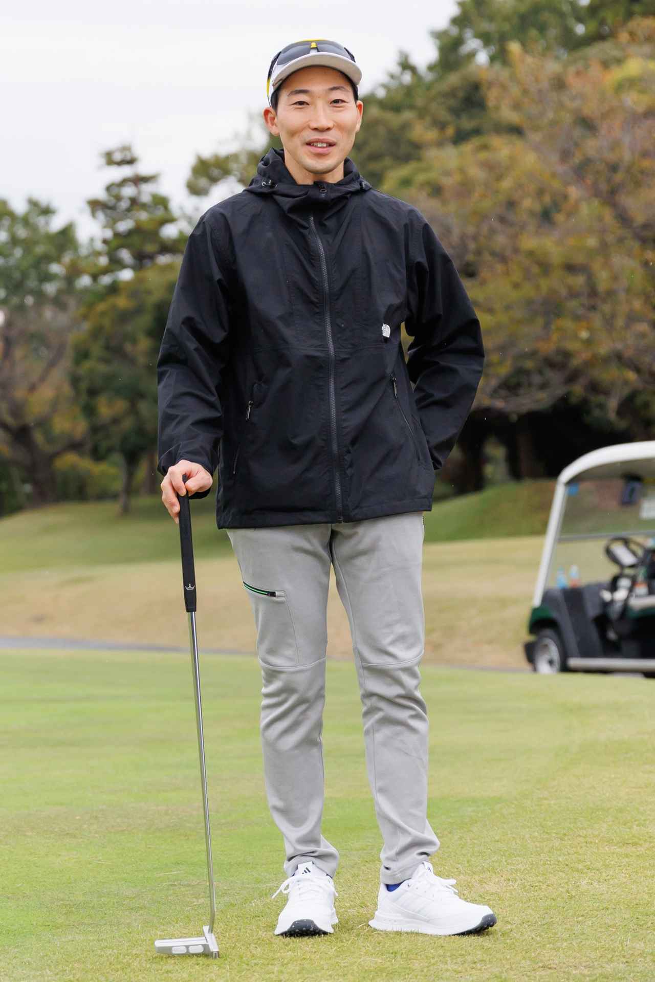 画像: ゆったり感のあるアウトドアブランドのフーディジャケットと細めのシルエットがスマートなジョガーパンツが好バランス。全体をモノトーンでまとめることでクールな印象に。