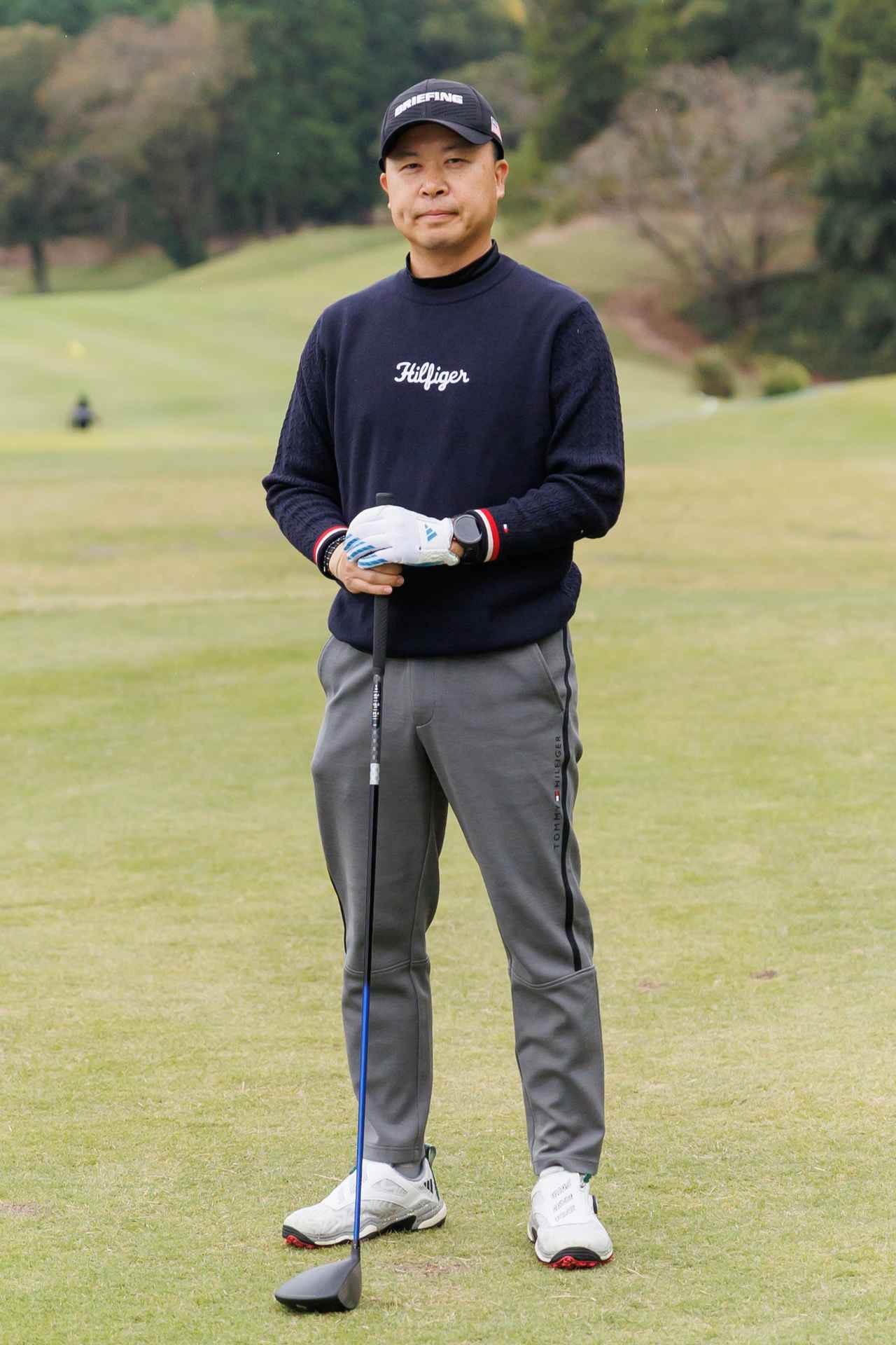 画像: 普段着のように合わせられる王道のネイビーニットセーターにジャージー素材のジョガーパンツというハイブリッドな組み合わせ。リッチで上品な雰囲気も醸し出しています