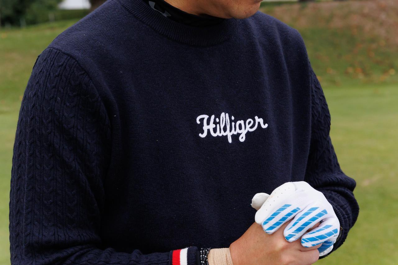 画像: ニット素材のセーターの中央に映える白のブランドロゴ