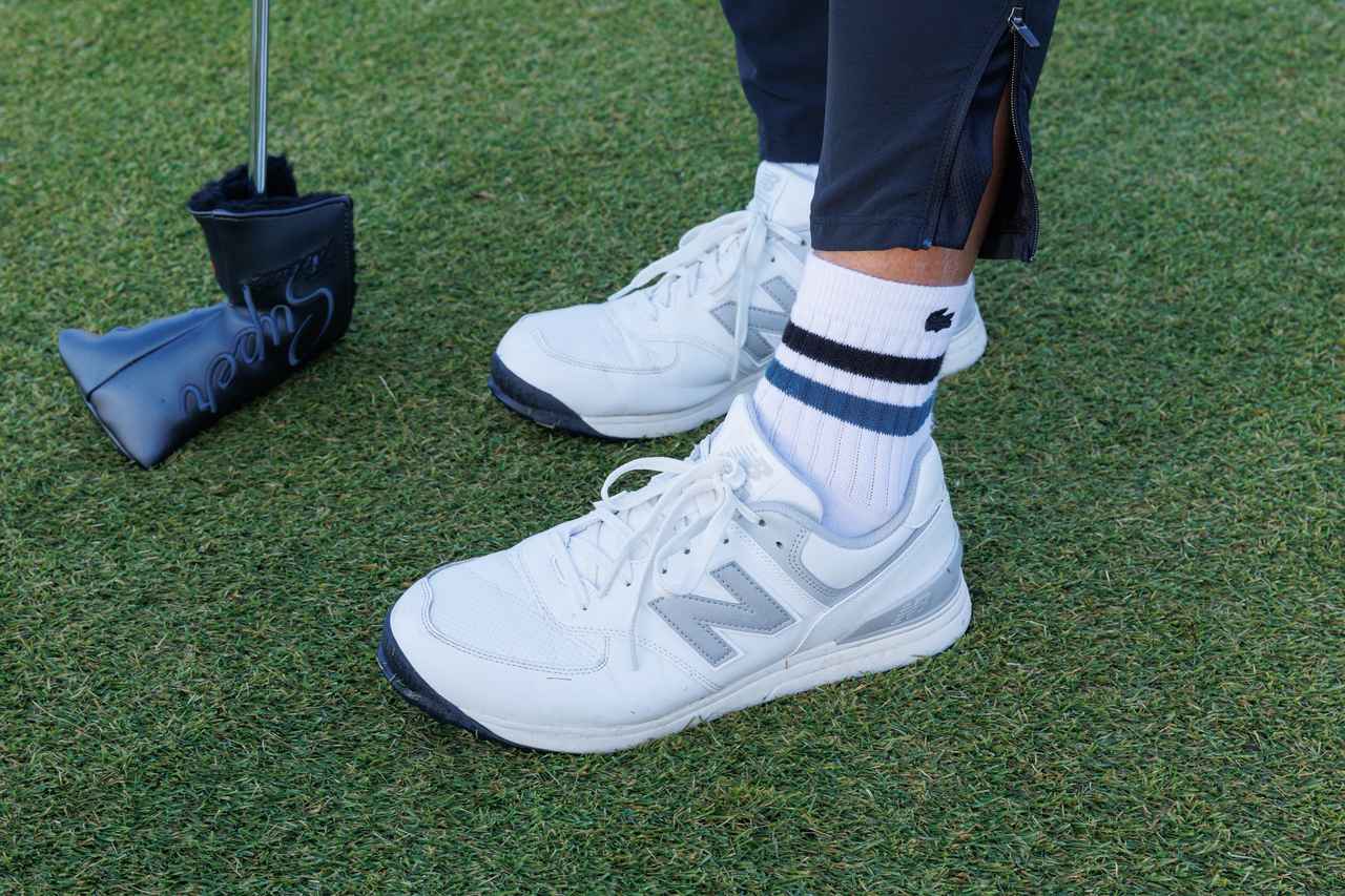 画像: スニーカー感覚でスタイルに合わせやすい定番〈574〉のゴルフ用