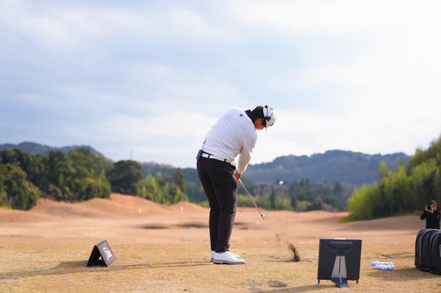 画像: 「プロV1に比べて、アイアンのスピンは減りますが、弾道は高いです」（下家）