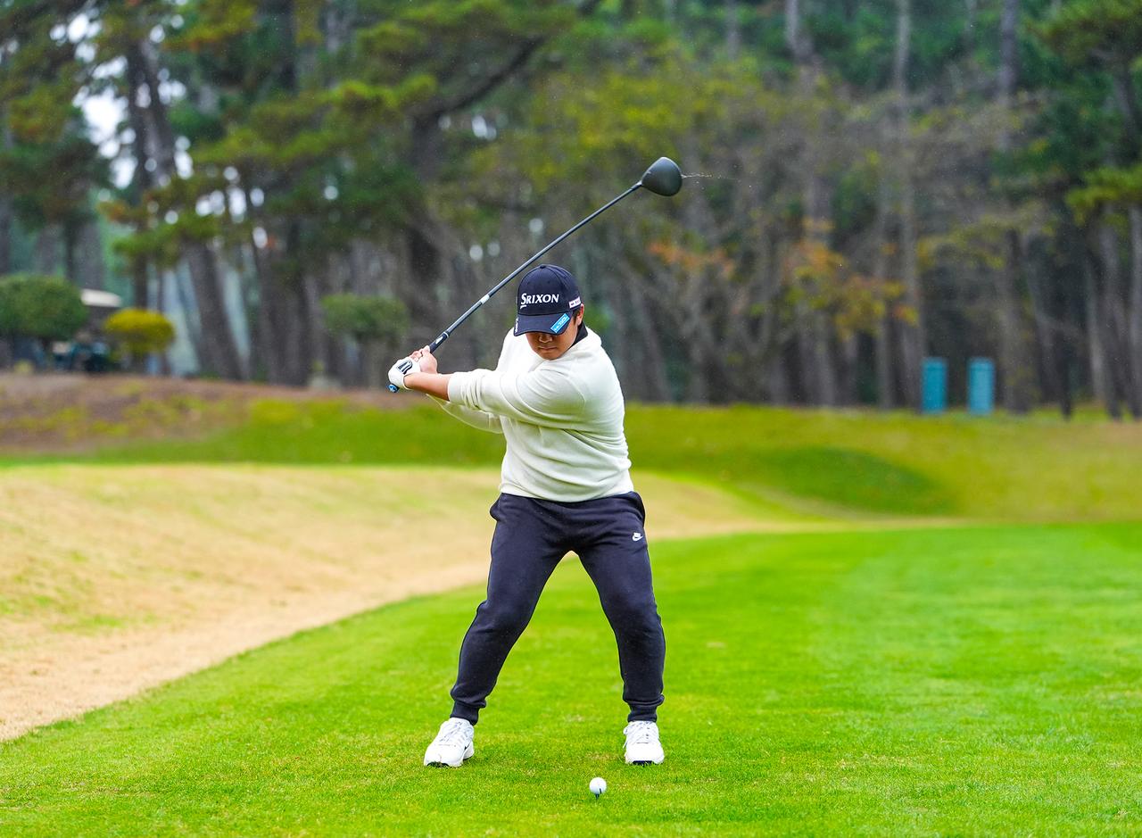 画像 : P5（ダウンスウィングで左腕が地面と平行）