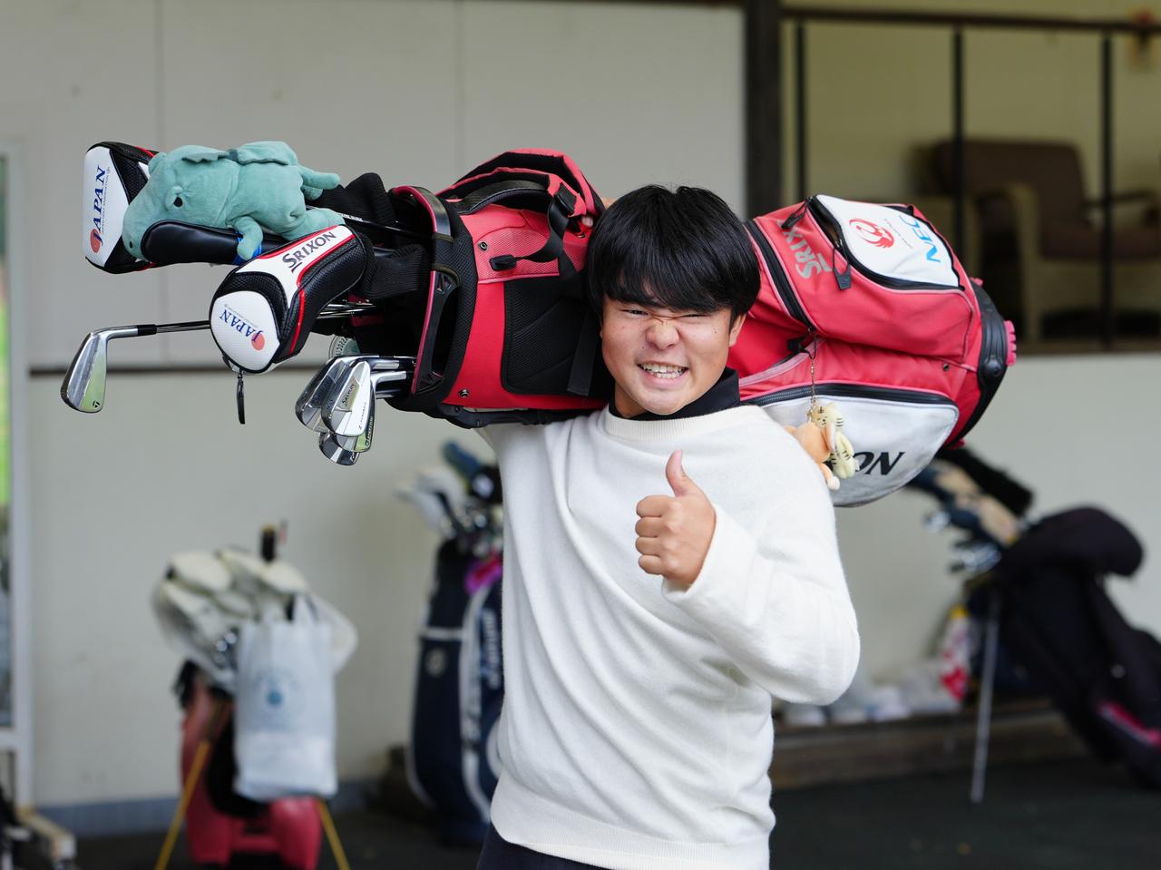 画像: カメラマンからの「キャディバッグを担いだカットも撮影させて」とのリクエストに対してこの1枚。コミュニケーション能力やエンターテインメント性の高さがにじみ出る