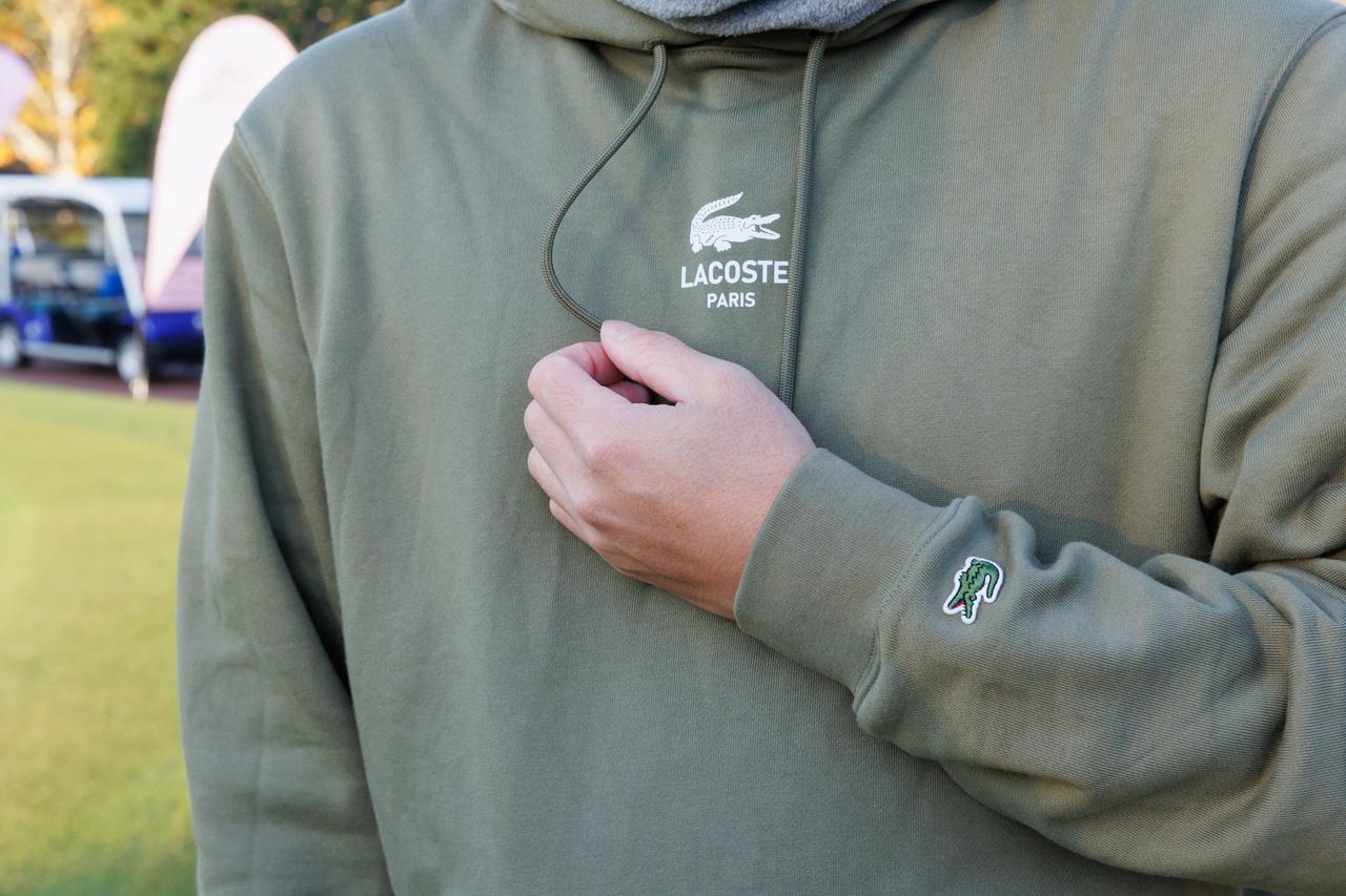 画像: 前身頃の中央と左袖口付近にはワニロゴをレイアウト