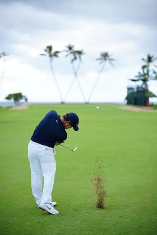 P8（フォロースウィングでシャフトが地面と平行）