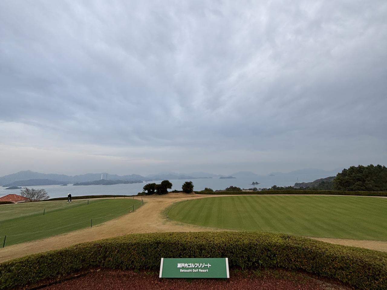 画像: 瀬戸内ゴルフリゾート。天気が良ければもっと絶景だったのですが……