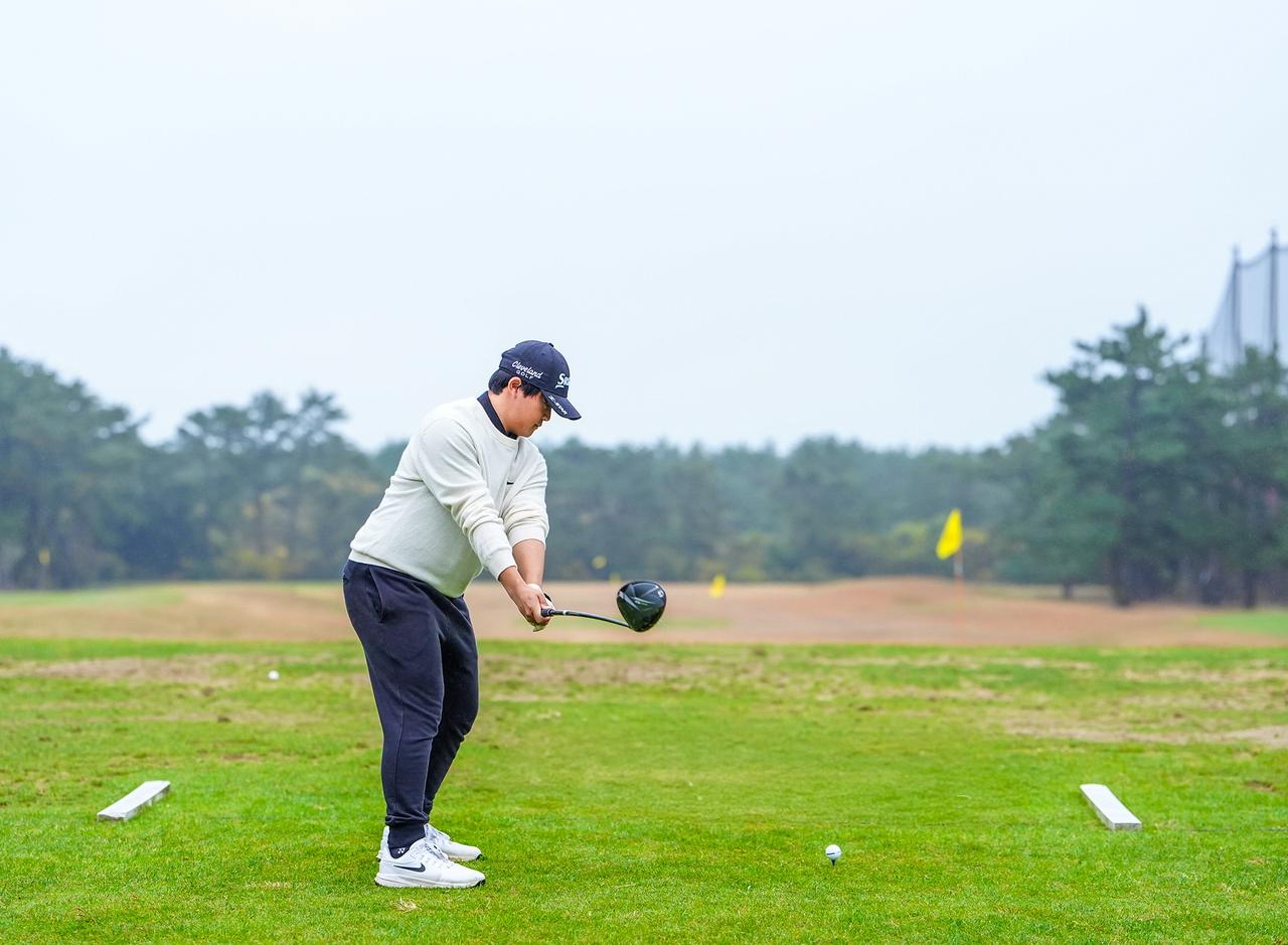 画像 : P2（テークバックでシャフトが地面と平行）