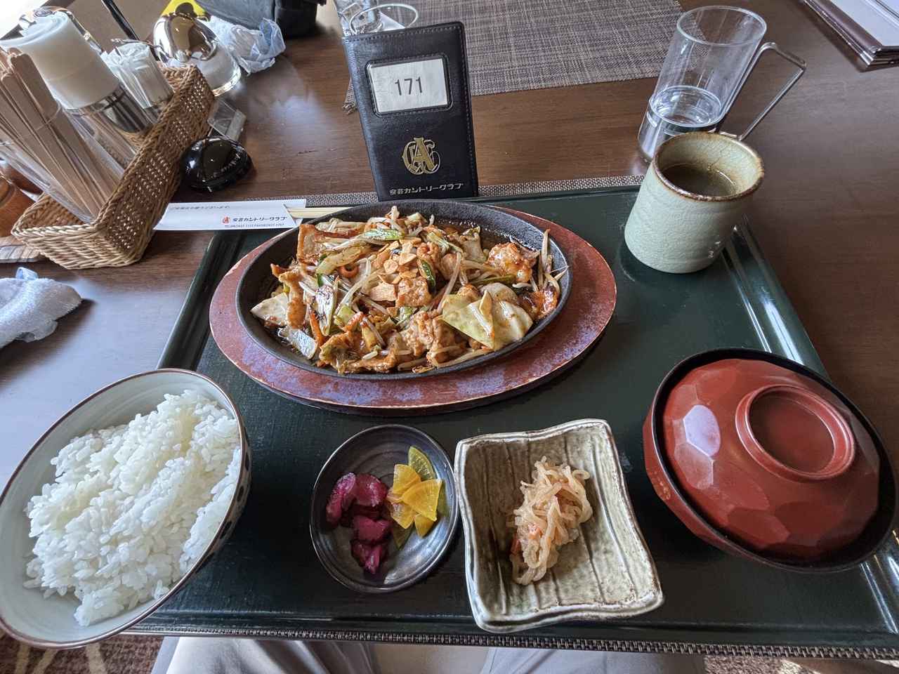画像: 安芸カントリークラブのランチ。ホルモン野菜鉄板焼き定食、追加700円。ラスト元気出すために