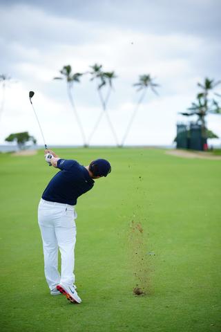 P8（フォロースウィングでシャフトが地面と平行）