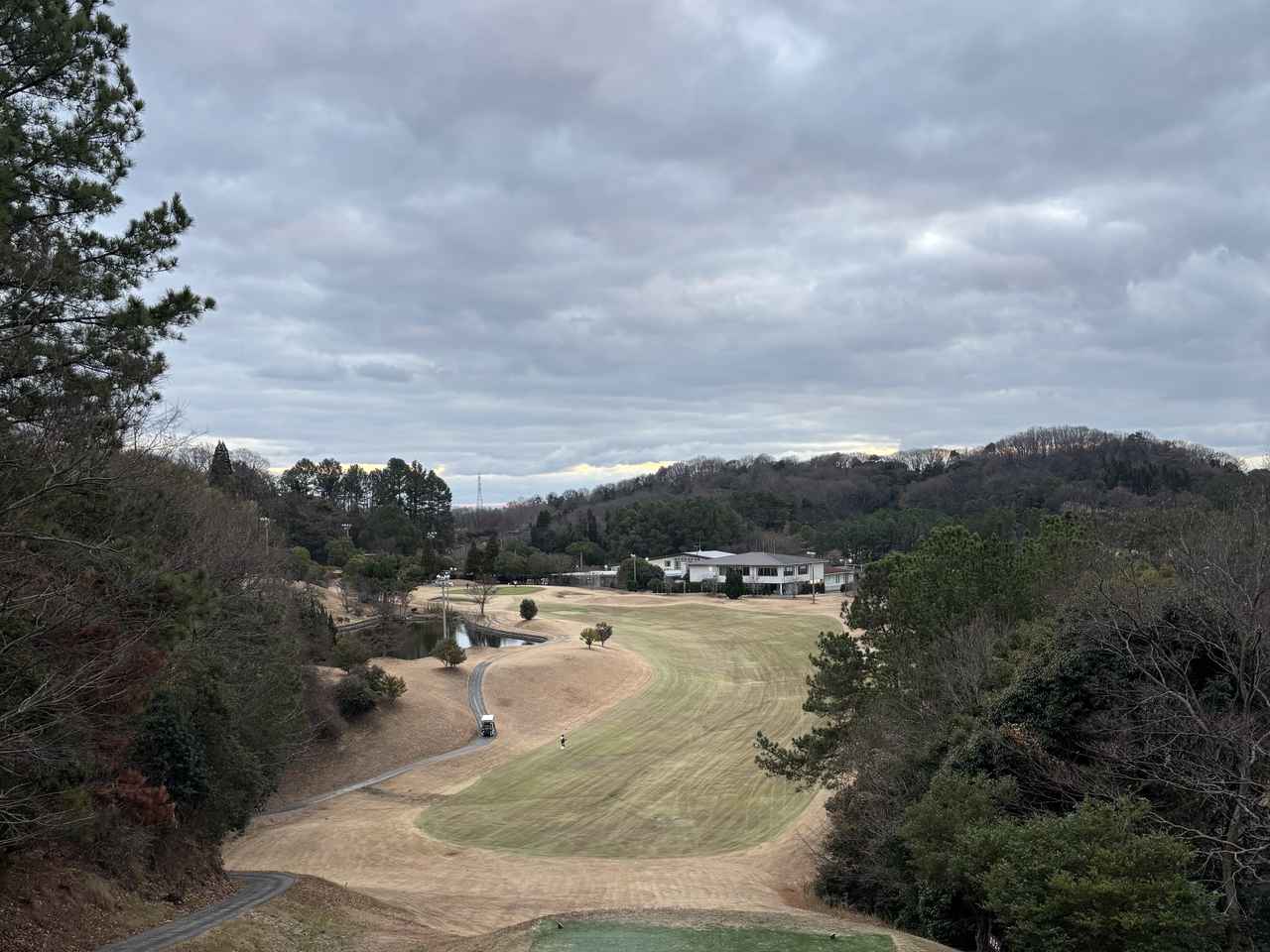 画像: 福山東ゴルフクラブ No.9（349Y・P4）。左の池に届かないはずが入ってOB。トリプルボギーで25年ラストラウンドで90切りならず