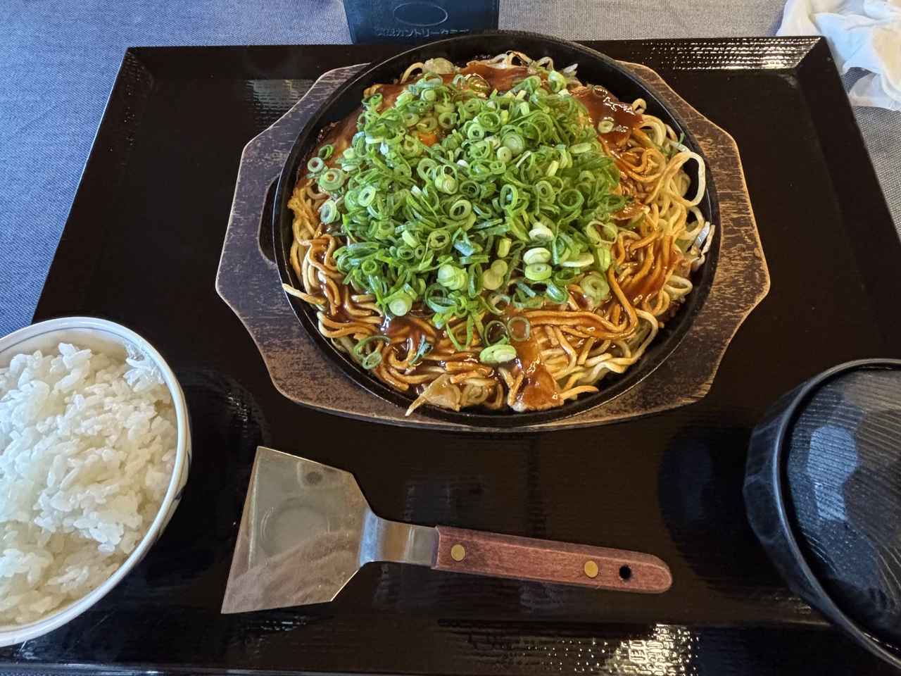 画像: 賀茂カントリークラブのランチ。1430円。12月初のお好み焼き。本場はやはりうまい！