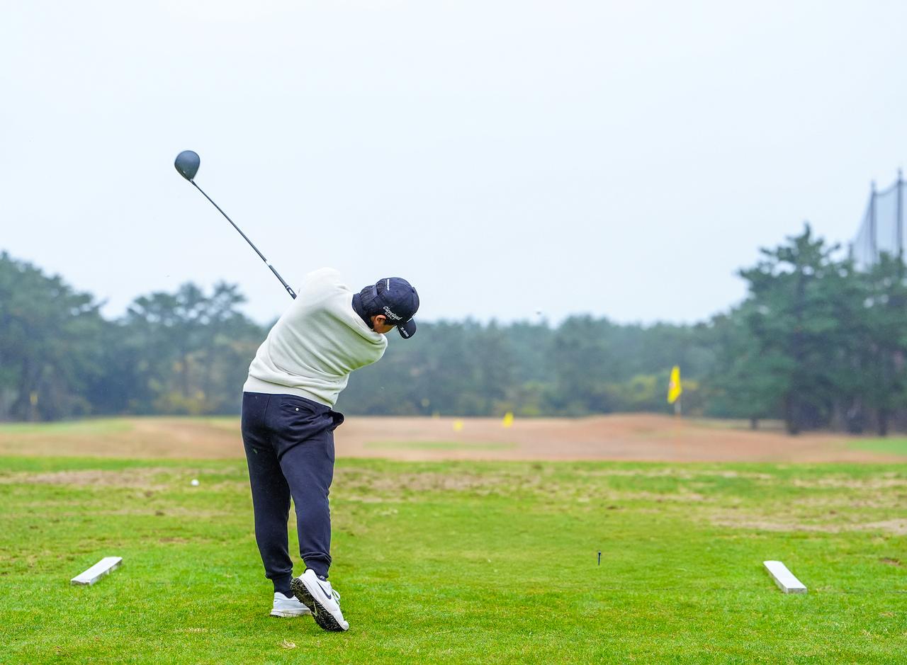 画像 : P9（フォロースウィングで両手が肩の位置）