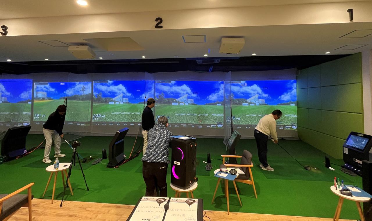 画像: 各打席にいるフィッターとコミュニケーションをとりながら、自分に合う組み合わせを見つけ出していた