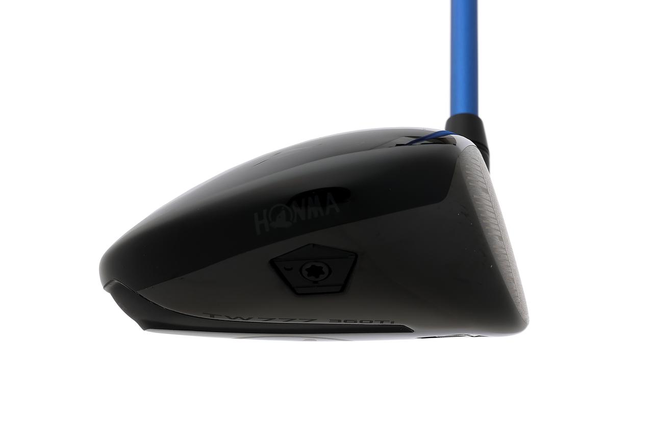 画像: 通常のドライバーよりもヘッドが小ぶりで、フェースがシャローなことから低めのティーアップで丁度いい