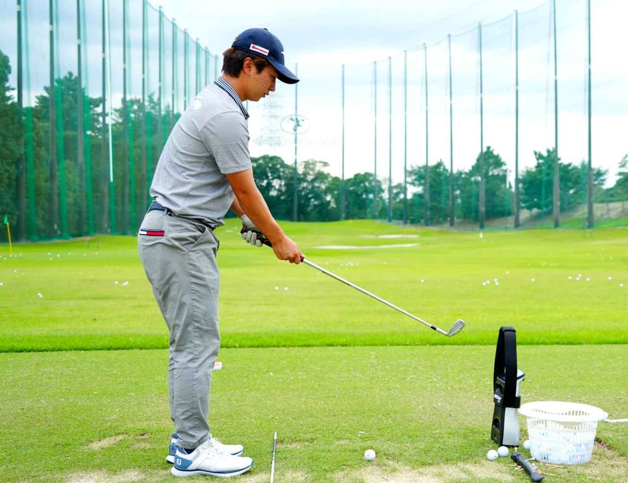 画像: アドレス前に体の正面でクラブを立てて「体の正面で振る」感覚を確認する杉浦