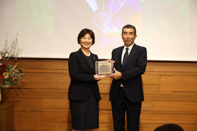 画像: 「選手たちの頑張り、ファンの皆さんの応援、スポンサーの方々の支援、そして協会のスタッフのみんなの頑張りによっていただける賞だと思います」と小林浩美会長