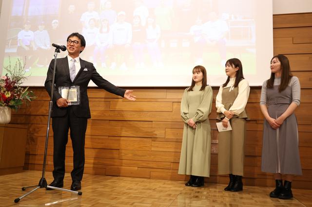 画像: 「人前でしゃべるのが苦手な子たちから、こうやってお祝いの言葉をもらって、感動してしまいました」と横田プロ