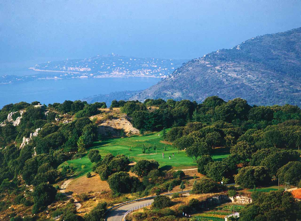 画像: モナコ・モンテカルロGCは地中海の絶景が楽しめる歴史あるコースだ