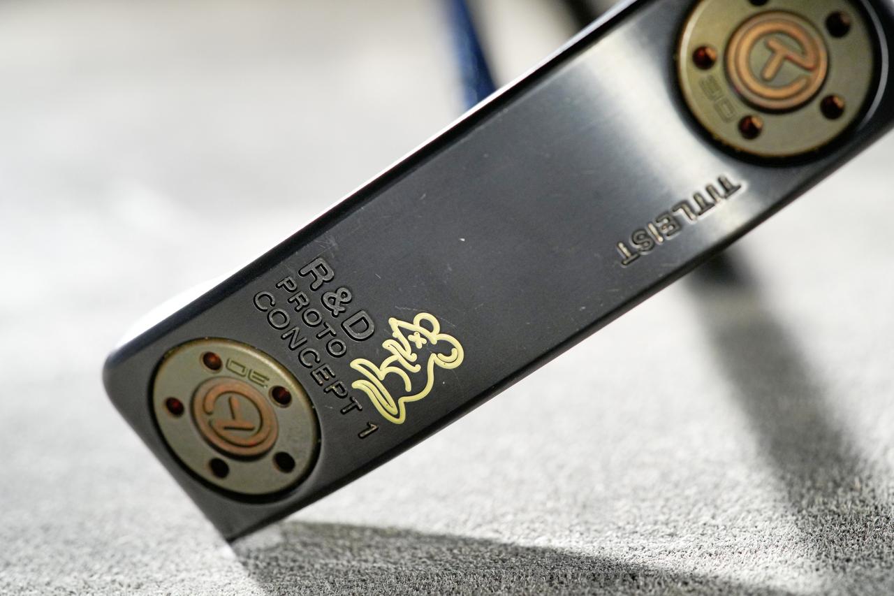 画像: ソールには、金でペイントされたツアーラットが、機械彫刻で刻まれている