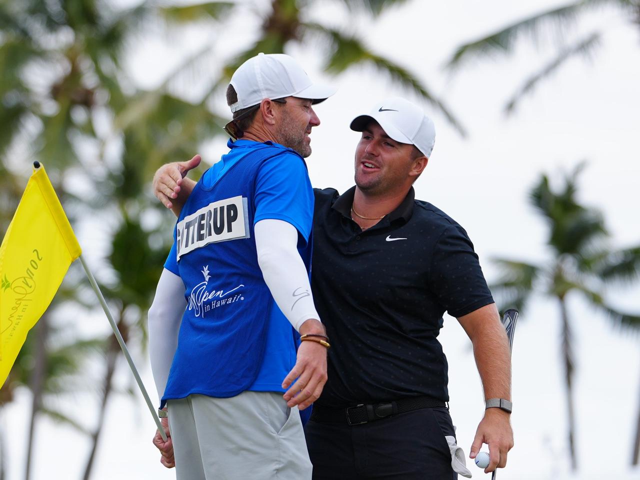 画像: ホールアウト後にキャディのブレイディ・ストックトンをねぎらうゴッタラップ。ストックトンはPGAツアーに出場したことがあるプロゴルファーでアリゾナ州立大ではポール・ケーシーとチームメイトだった（撮影/岩本芳弘）