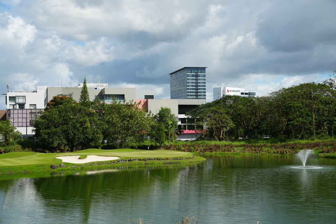 画像: ミモザプラスゴルフコース　No.16・126Y・PAR3　奥に街並みが見えるのも新鮮！