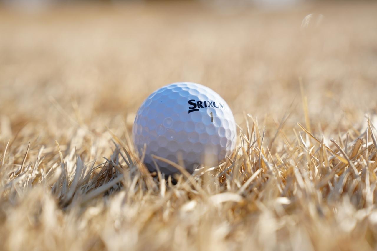 画像: 冬の枯芝だからと言って打ち方を変える必要はなし!? その理由とは【100切り】 - みんなのゴルフダイジェスト