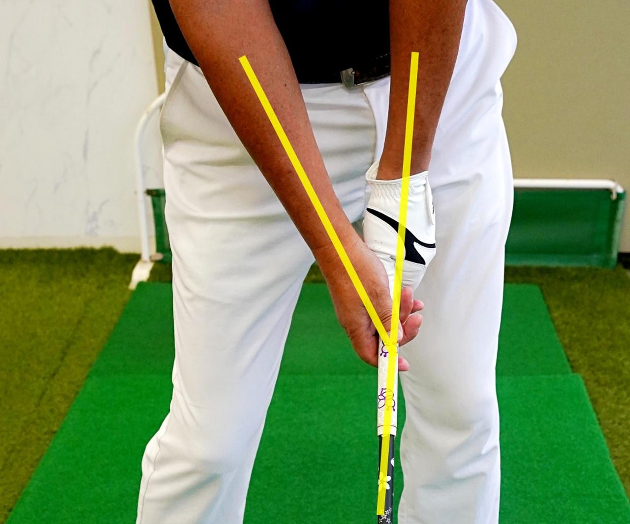 画像: 左腕からクラブに伸ばした直線と右腕が小文字の「ｙ」の字になるように構えるとスライスしにくくなる