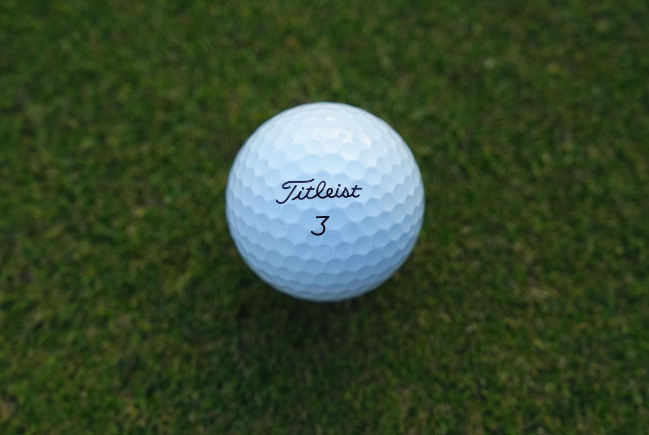 画像: ボールはタイトリスト プロV1。打感とショットの安定性を高評価して使用