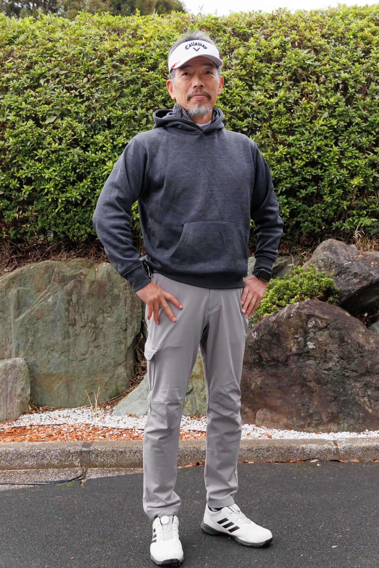 画像: チャコールグレーのフーディからライトグレーのパンツという自然なグラデーション。主張性のあるデザインのポロシャツを首元からチラリと覗かせてアクセントにしています