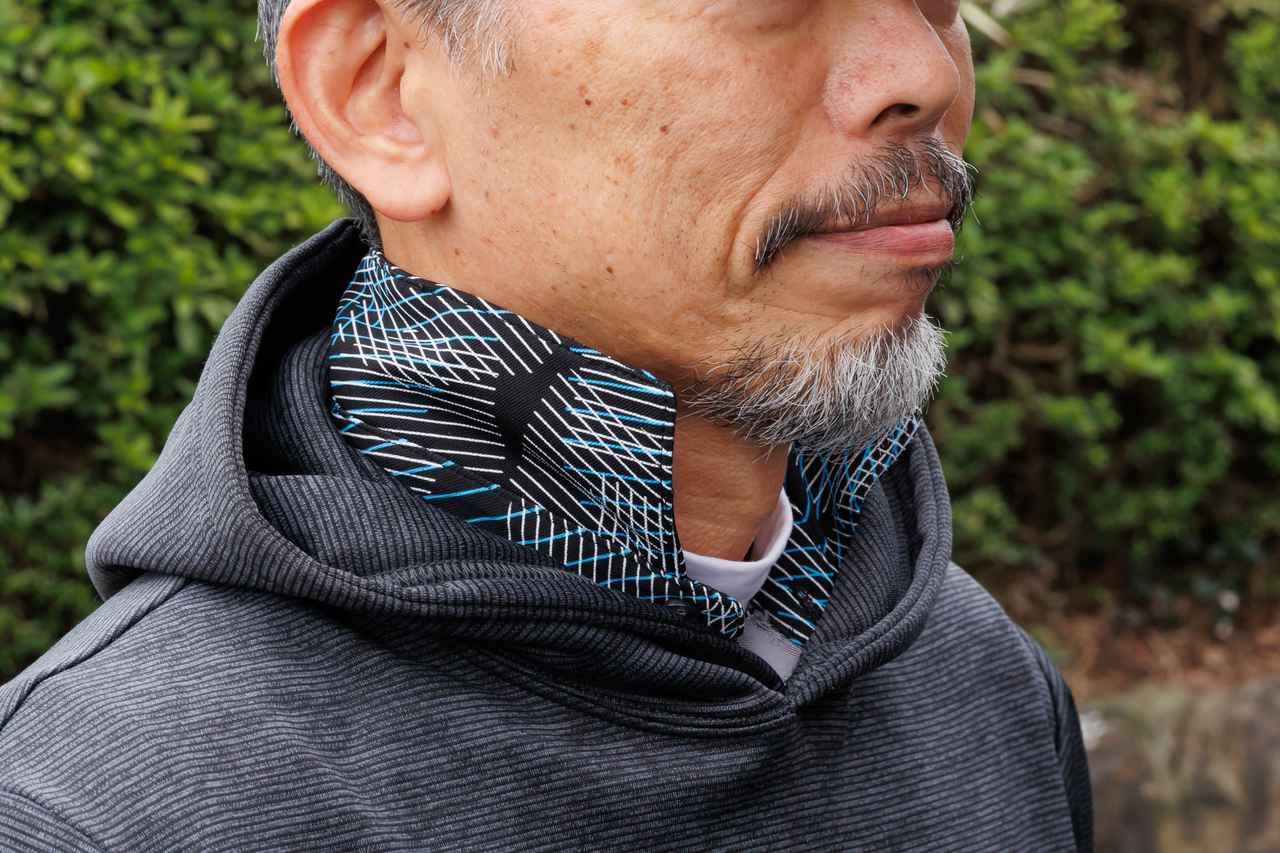 画像: 襟を立てたポロとモックネックシャツの立体感のある首元